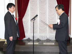 表彰仪式的情景：大阪府副知事 小河保之（右）和本公司 安全环境部 节能推进室室长 小森弘毅（左）