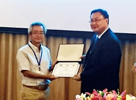 颁奖仪式的现场：左 本公司 总工程师 德满恒 右 IEEE MTT Society President Ke Wu 教授 MTT:Microwave Theory and Techniques（微波理论与技术）
