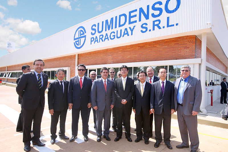开业仪式中，巴拉圭总统和主要大臣、日本大使、以及其它各界人士纷纷出席。前排左4: 卡特斯总统、左5: 井上治（住友电工社长）、左6: 森井正美（SDP 董事社长）