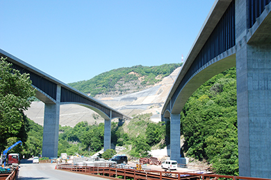 即将竣工的安威川桥（照片提供：三井住友建设（株））