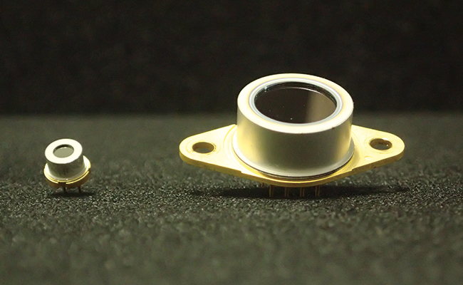 QCL CAN 模块(左: 无温控器型(Φ 5.6mm),右: 内置温控器型(Φ 15.4mm)
