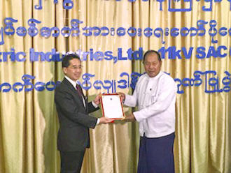 （右）MESC副董事长 Toe Aung （左）本公司执行董事 柴田泰行