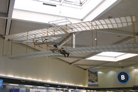 莱特兄弟第一次飞行时使用的飞机的模型（机场）