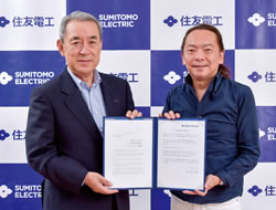 加盟签署仪式的场面 左：本公司社长 松本 正义；右：FJ理事 安藤 哲也