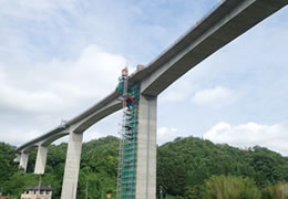 国道115号月馆高架桥上盖工程（照片提供：鹿岛建设株式会社）
