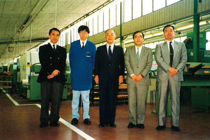 当时的德国工厂（左1）住友电工 会长 松本正义（左3）当时的住友电工 社长 川上哲郎（左4）住友电工TOOL NET（株） 现任专务董事 冈本顺