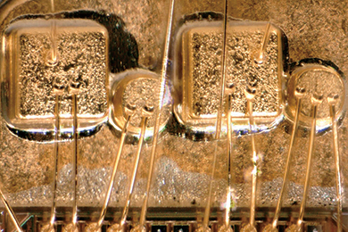 采用直径20左右的极细金丝,实现零部件间的金丝键合