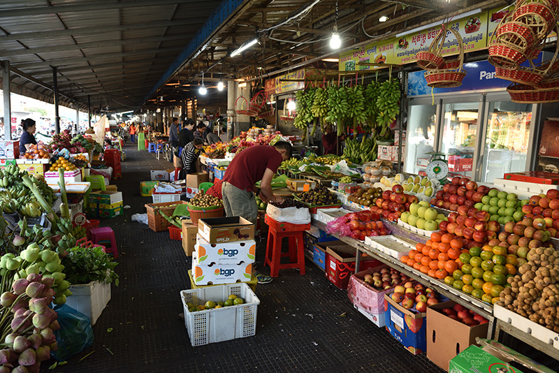 市场的摊位上，摆满了水果和蔬菜。