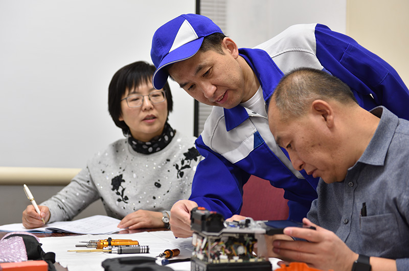 从英国、中国、印度、新加坡等地来的员工们进行维修训练的场景。很认真地在观看学习。